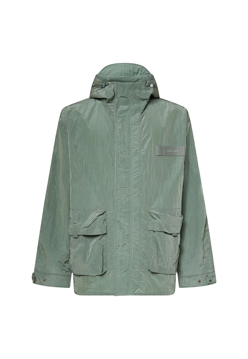 Giacca verde chiaro con cappuccio, cerniera frontale, polsini regolabili, due grandi tasche frontali con pattina e una piccola patch logo sul petto.