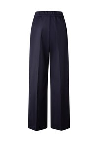 Navyblauwe high-waist brede broek met elastische tailleband en voorplooien, weergegeven op een witte achtergrond.