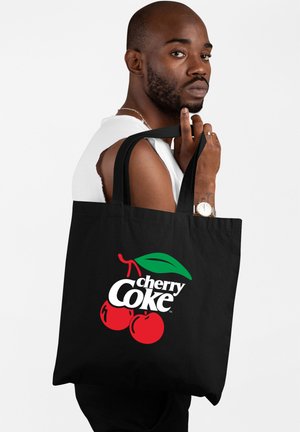 Borsa tote nera con un vivace logo di Cherry Coke, con ciliegie rosse e foglie verdi, progettata con robuste maniglie nere.