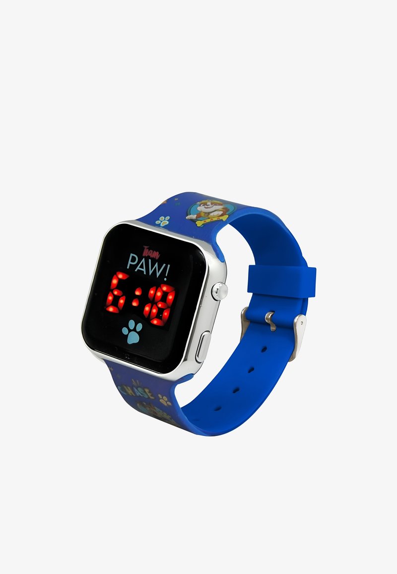 Orologio digitale con quadrante quadrato nero che mostra numeri rossi. Presenta un cinturino in silicone blu con grafica di cartoni animati e impronte di zampe.