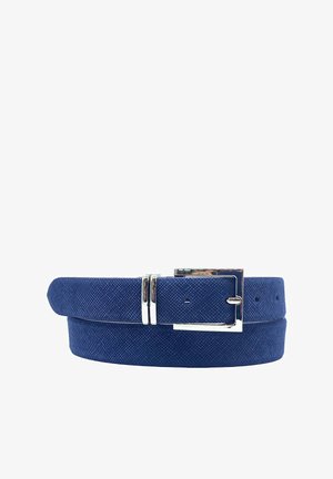 Ceinture bleu marine en tissu texturé avec une boucle en métal argenté lisse et deux accents décoratifs en métal, dotée de plusieurs trous d'ajustement.