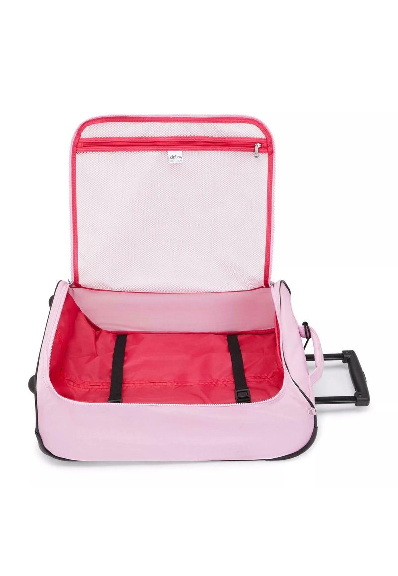 Maleta de ruedas rosa con apertura con cremallera, interior rojo y detalles en negro. Cuenta con un bolsillo de malla y correas ajustables en su interior.