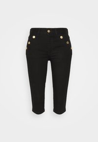 Pantalons capri en denim noir avec une coupe ajustée, présentant des accents de boutons dorés à l'avant et sur les poches. Texture lisse, taille standard.