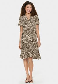 Leopardenmuster-Kleid mit kurzen Ärmeln, V-Ausschnitt und gestuftem Rockdesign. Hergestellt aus leichtem Stoff, mit lockerer Passform und weichem Griff.