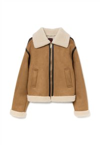 Chaqueta de ante marrón con cuello y puños de borreguito, cierre frontal de cremallera y dos bolsillos laterales. Presenta ribetes negros a lo largo de los hombros.