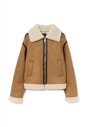 Chaqueta de ante marrón con cuello y puños de borreguito, cierre frontal de cremallera y dos bolsillos laterales. Presenta ribetes negros a lo largo de los hombros.