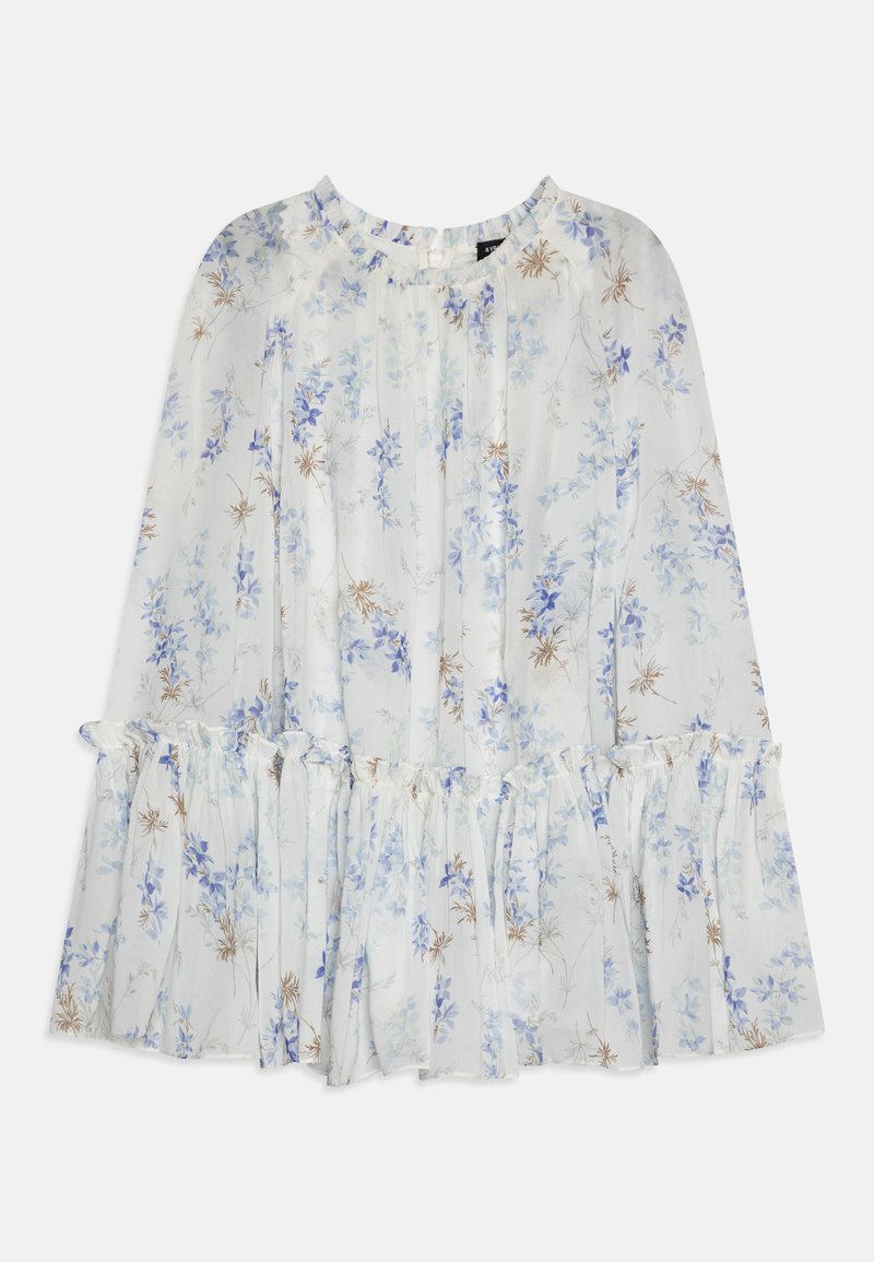 Blommig blus i lätt material med ett fint blått och brunt blommönster, volangkant och samlad halsringning.