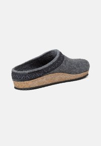 Grå slip-on sko med en mørk vævet kant og en kork mellemsål. Har en tekstureret gummisål for godt vejgreb.