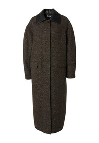 Lange bruine jas van gestructureerde stof, met een zwarte leren kraag en twee voorzakken. Rechte snit met knoopsluiting.