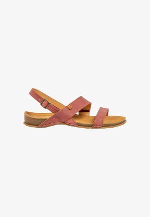 Dame flad sandal med brune læderremme, justerbar spænde, polstret tan fodseng og syet sål, vist fra siden.