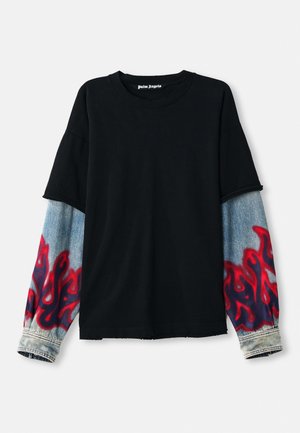 T-shirt noir avec des manches en denim surdimensionnées ornées de motifs de flammes rouges. Fabriqué en coton, il présente un col rond et un détail d'ourlet brut.