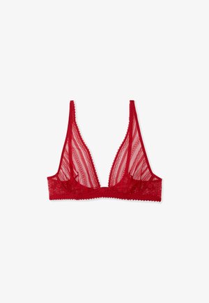 Bralette rouge en dentelle de forme triangulaire, avec un tissu transparent, des bords festonnés et des détails de couture délicats. Sans armature.