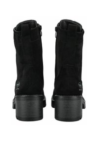 Schwarze Wildlederstiefeletten mit abgerundeter Toe, texturiertem Gummi-Absatz und seitlichen Reißverschlüssen. Minimale Markenkennzeichnung am Absatz.