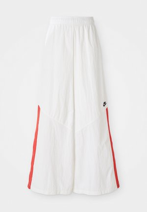 Witte wijde broek met een elastische tailleband, voorzien van rode zijpanelen en een klein zwart logo aan de linkerkant. Gestructureerde stof.