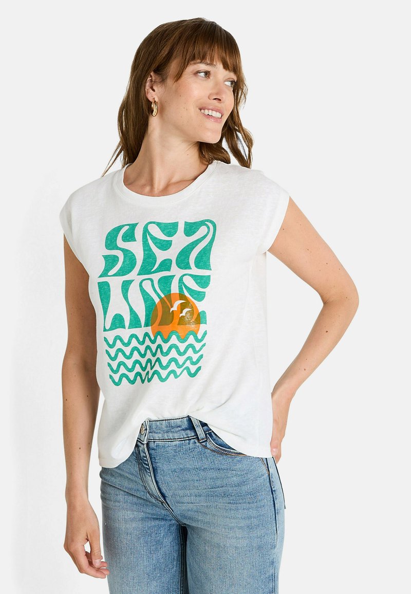 Camiseta blanca de algodón con texto ondulado color teal "SEA LINE" y un sol naranja con un patrón de olas azules en la parte inferior; mangas cortas y enrolladas.