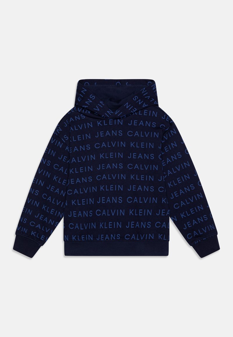Felpa navy con motivo di testo ripetuto in azzurro chiaro "CALVIN KLEIN JEANS". Presenta un cappuccio con cordino e polsini e fondo a costine. Texture del tessuto soffice.