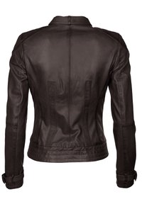Schwarze Lederjacke mit einem taillierten Design, schlanker Silhouette, vertikalen Nähten und verstellbaren Manschetten. Glatte Textur mit minimalen Akzenten.
