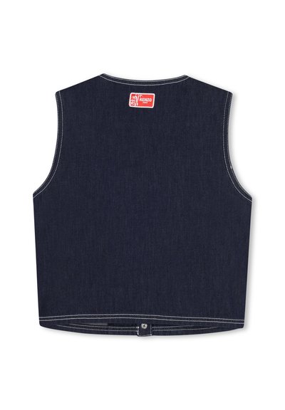 Donkerblauwe denim mouwloze vest. Heeft een ronde halslijn, witte stiksels en een rood logolabel op de achterkant bij de nek.