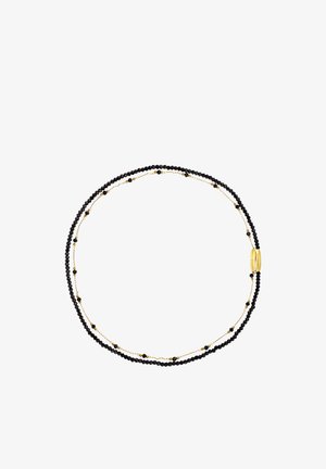 Collar de cuentas negras con detalles dorados. Presenta un diseño en capas con cuentas lisas y redondas de diferentes tamaños, y un cierre cilíndrico.