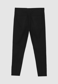 Schwarze Hose mit schmaler Passform. Material aus Baumwollmischung. Verfügt über zwei Gesäßtaschen und eine glatte Textur. Sauberes Design, ohne sichtbare Muster oder Akzente.