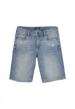 Lyseblå denim shorts har et knælængde snit, bleget detaljer, en frontlomme og diskret slid på stoffet.