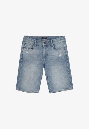 Hellblaue Denim-Shorts mit knielangem Schnitt, verblassten Akzenten, einer Fronttasche und subtilen Abnutzungserscheinungen im Stoff.