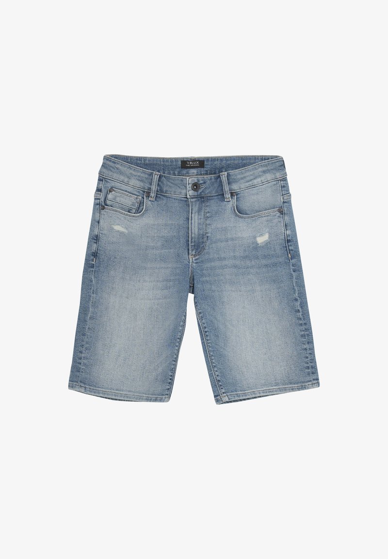 Lichtblauwe denimshorts hebben een knielange snit, vervaagde accenten, een voorzak en subtiele slijtage op de stof.