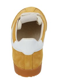 Gula mockaskor med vita accenter, rund form, vadderad krage och en texturerad gummisula. Inredningen har mjukt foder för komfort.