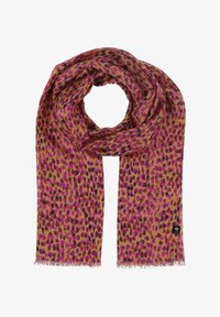 Bufanda de tela suave con manchas tipo leopardo en tonos marrón, rosa y negro, enrollada de forma holgada con bordes flecos y una pequeña etiqueta negra.