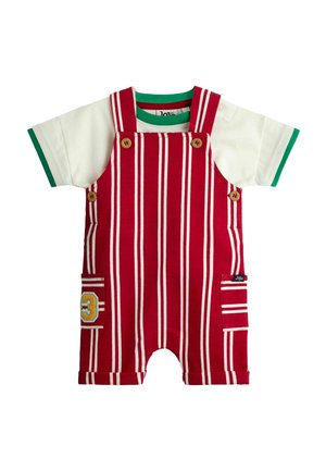 Rot-weiß gestreifte Baby-Latzhosen mit Holzknöpfen, kombiniert mit einem weißen Kurzarmshirt mit grünem Besatz am Kragen und an den Ärmeln.