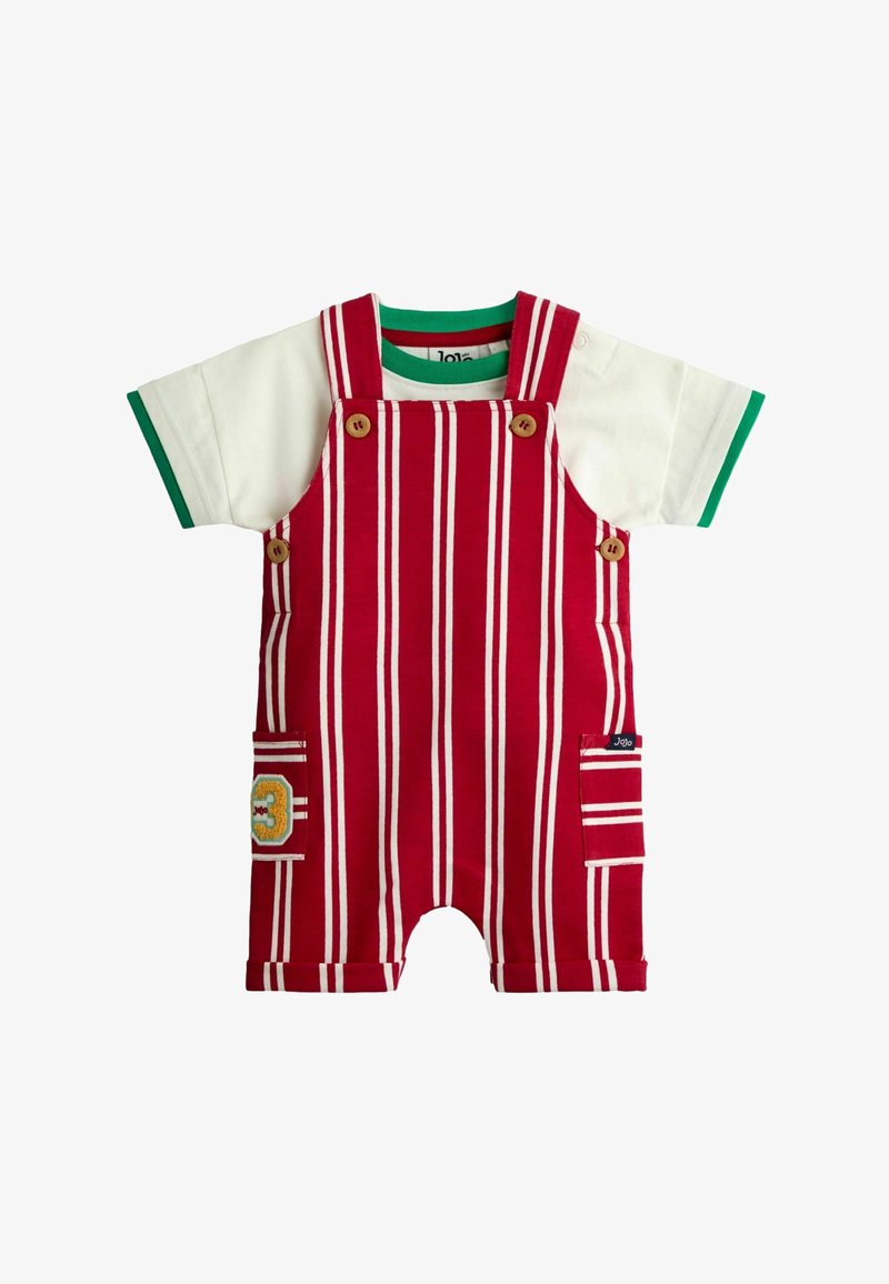 Dziecięce ogrodniczki w czerwono-białe pasy z drewnianymi guzikami, zestawione z białą koszulką z krótkim rękawem ozdobioną zielonym obszyciem na kołnierzyku i rękawach.