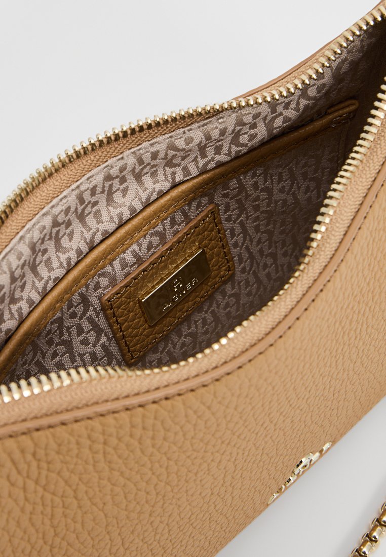 Bolso de cuero de color marrón claro con una superficie texturizada, herrajes dorados y un interior con patrón. Cuenta con un cierre de cremallera y una etiqueta de marca en relieve.