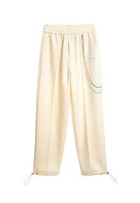 Pantalones color crema con un diseño de pierna ancha, cintura elástica, bolsillos laterales y un detalle de cadena metálica en el lado. Puños ajustables.