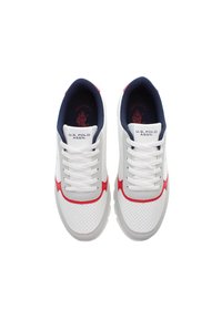 Scarpe sportive bianche con accenti rossi e grigi, design perforato, punta rotonda e lacci bianchi. Logo stampato sulla linguetta.