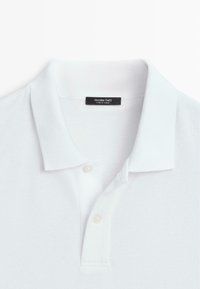 Weißes Poloshirt mit kurzen Ärmeln, Kragen und zwei Knöpfen, beschriftet mit Massimo Dutti, hergestellt in der Türkei.