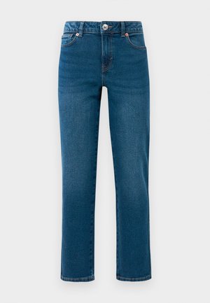 Jeans en denim droits bleu avec cinq poches, fermeture à bouton et fermeture éclair, et passants de ceinture, présentés sur un fond blanc.