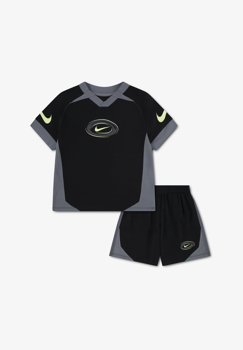 Ensemble de sport Nike noir et gris avec manches courtes et shorts, comportant des logos Nike swoosh jaunes sur la poitrine, les manches et les shorts.