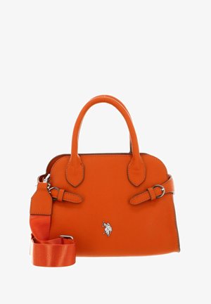 Sac à main en cuir orange avec deux poignées supérieures, une bandoulière amovible et un logo argenté. Texture lisse, forme arrondie avec des détails latéraux.