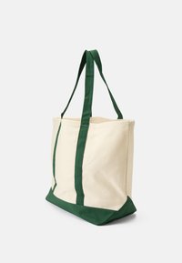 Saco de pano tipo tote com corpo em bege natural, alças e base em verde escuro, formato retangular e detalhes em costura dupla.