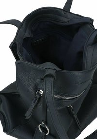 Borsa a tracolla nera in pelle con esterno texturizzato, tasche interne e accessori in metallo argento. La parte superiore aperta rivela un vano spazioso foderato.