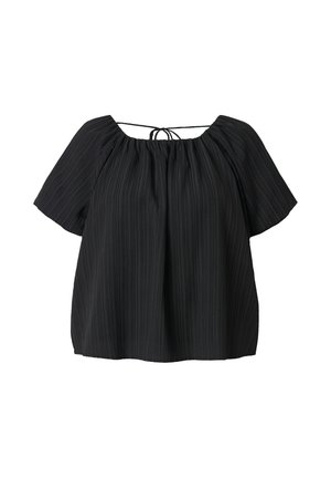 Zwarte geplooide kortarmige blouse met geplooide boothals en dunne striksluiting aan de achterkant.