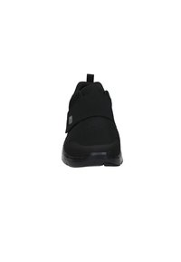 Le scarpe sportive nere presentano un materiale superiore testurizzato e traspirante, una chiusura con cinturino anteriore e una suola in gomma spessa.