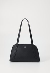 Geantă de mână din piele neagră, cu o formă rotundă, mânere duble, logo embosat și suprafață texturată. Prezintă un design minimalist.
