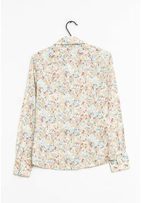 Camisa de manga larga con fondo beige, decorada con un patrón floral en rojo y azul. Material suave, puños con botones y cuello doblado.