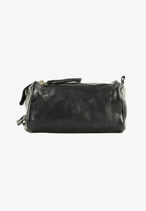 Borsa da toeletta in pelle nera con forma rettangolare, zip superiore e manico laterale, caratterizzata da una texture liscia e da un design con accessori hardware minimi.