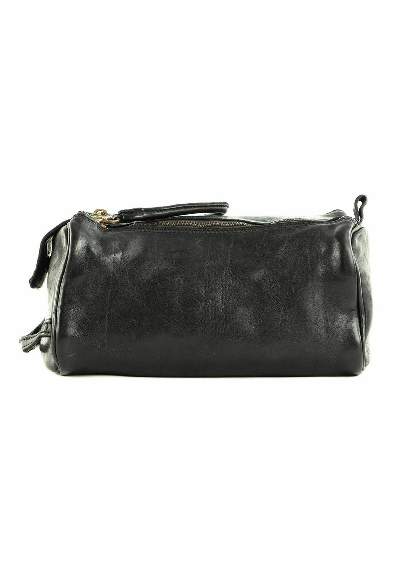 Borsa da toeletta in pelle nera con forma rettangolare, zip superiore e manico laterale, caratterizzata da una texture liscia e da un design con accessori hardware minimi.