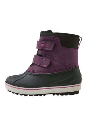 Stivale invernale waterproof viola e nero con due fibbie in velcro, superficie texturizzata, punta in gomma e suola nera rigata.