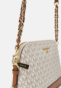 MICHAEL Michael Kors JET CHARM DOME - Taška cez plece - vanilla/acorn