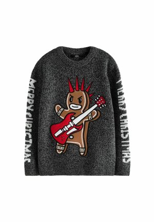 Grå stickad tröja med en punkig pepparkakskaraktär som håller en röd gitarr. Har texten "GOD JUL" i vitt på ärmarna.