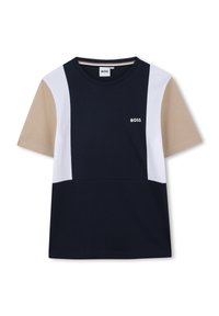 Camiseta oscura de color navy con secciones en bloque de color beige y blanco. Cuello redondo, mangas cortas, con un pequeño logo "BOSS" en el pecho. Material de algodón.